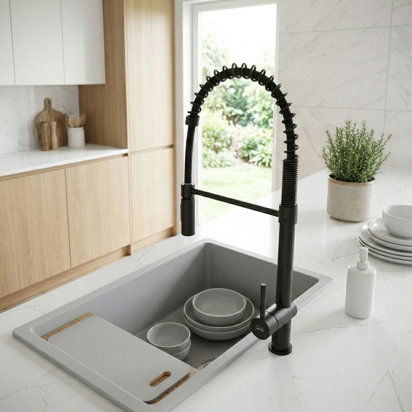 Bateria Zlewozmywakowa Stojąca Ze Sprężyną Rhea Czarna