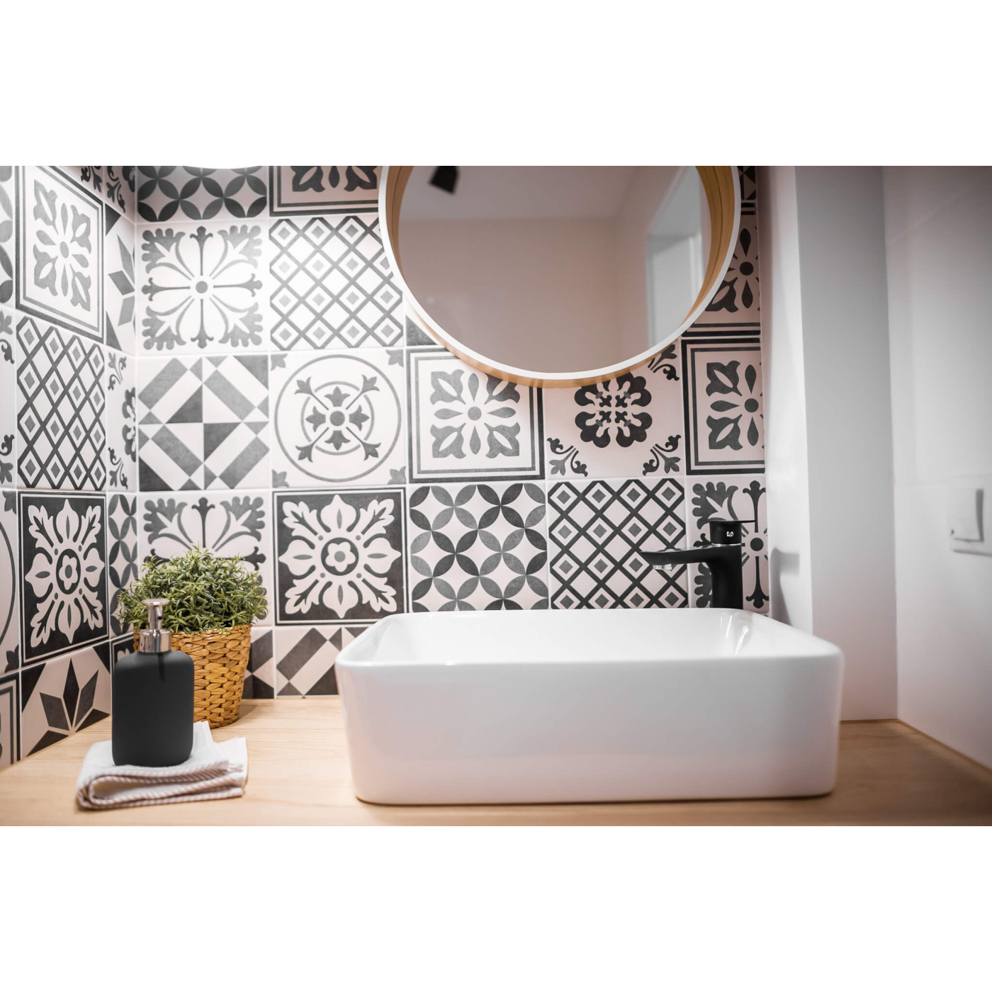 Bateria Umywalkowa Stojąca Nablatowa Czarna RAILA