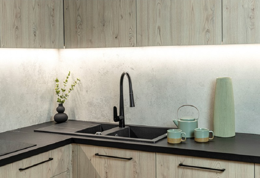 Czy zlewozmywak granitowy wymaga specjalnego stelaża lub wzmocnienia szafki?